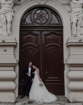 Podzimní svatby mají své kouzlo 🤎✨.. Naše šaty v upršené Praze 🫶🏻 📷 @marikmilos_fotograf Hair & Make-up -...