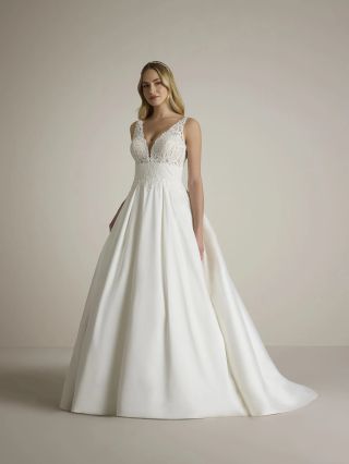 Jedna z našich svatebních novinek 🤍.. Krásná klasika, která nestárne a sluší✨ #svatebnisalonagnes #svatebnisaty