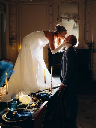 Z krásného svatebního editoriálu 💙🌙ve @vila.lanna ✨ Svatební šaty i oblek od nás 👰🏼🤵🏻 Koncept: @eliteweddingbypetra...