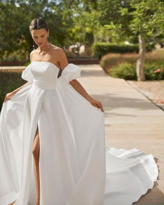 S rukávky nebo bez 🤍 To už je na vás a nebo je můžete během dne střídat ✨ #svatebnisalonagnes #svatebnisaty...