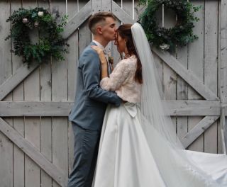 Děkujeme za krásnou fotku a označení 👰🏼🤵🏻‍♂️ #repost @any.k97 & @stepan.kuris #svatebnisalonagnes